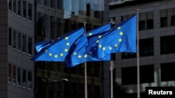 Uniós zászlók az Európa Tanács épülete előtt Brüsszelben 2020. augusztus 21-én