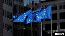 Zastave EU ispred zgrade Evropske komisije u Briselu.