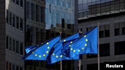 Flamuj të BE-së pranë ndërtesës së Komisionit Evropian në Bruksel.