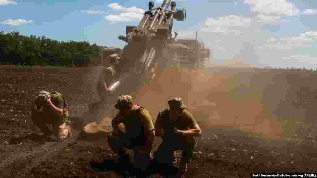 Самоходная артиллерийская установка &laquo;Цезарь&raquo; (Caesar) в работе. Артиллерийский расчет ВСУ возле линии фронта, Донецкая область