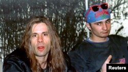 Brus Dikinson iz benda Iron Maiden (levo) i Enes Zlatar iz lokalnog benda Sikter (desno) pre koncerta u Sarajevu 1994. godine
