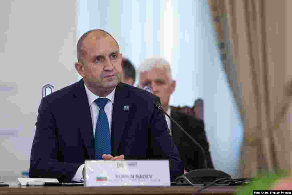 Rusia a oprit livrările de gaze către Bulgaria pe 27 aprilie. E motivul pentru care și Bulgaria a promit o derogare de la interdicția importurilor de petrol. Președintele Rumen Radev s-a remarcat însă în acea perioadă prin declarațiile de respingere a livrărilor de arme către Ucraina, care l-au plasat în opoziție directă față de premierul Kiril Petkov. Politicienii bulgari, (printre care mulți au o istorie a apropierii de Moscova) au ajuns la un compromis &ndash; nu vor livra armament, dar vor oferi sprijin tehnico-militar: repararea armelor ucrainene. Vineri, după summitul B9, Radev a pledat pentru cooperare în industria apărării și &bdquo;depășirea diviziunii dintre țările NATO care produc și cele care cumpără arme&rdquo;, transmite Radio Bulgaria.
