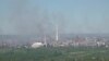 Crni dim nad hemijskom fabrikom Azot u Sjeverodonjecku, 9. juni 2022.