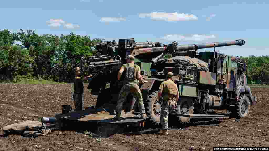 Украинские военные готовят снаряды для самоходной артиллерийской установки &laquo;Цезарь&raquo; (Caesar) вблизи линии фронта, Донецкая область