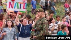 Doček britanskih NATO trupa u Prištini. juna 1999.