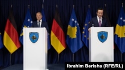 Cancelarul Germaniei, Olaf Scholz (stânga) și premierul Kosovo, Albin Kurti (dreapta), în timpul conferinței de presă de la Priștina, 10 iunie 2022. 