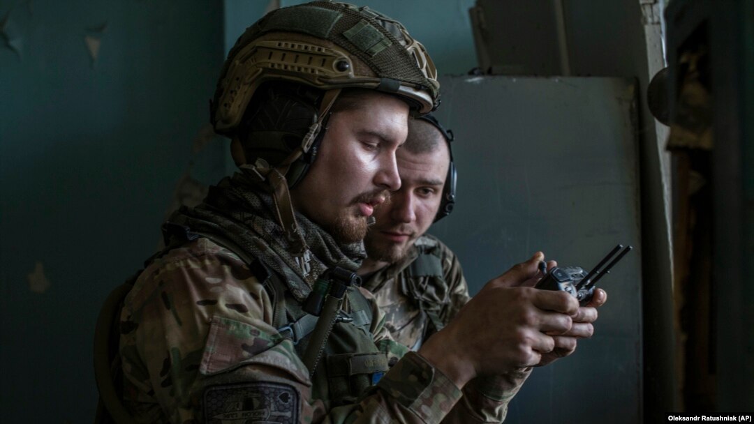 Soldați ucraineni se uită la ecranul unei drone care arată pozițiile trupelor rusești în timpul luptelor grele de pe linia frontului din Severodonețsk, regiunea Luhansk, Ucraina, miercuri, 8 iunie 2022.