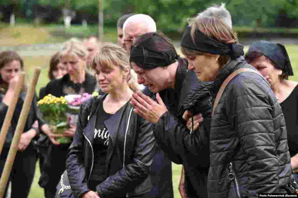 Skalszki hozzátartozói a június 11-i gyászszertatáson