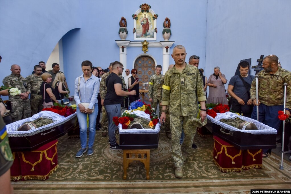Të afërmit, miqtë dhe shokët marrin pjesë në një funeral për ushtarakët ukrainas Oleksandr Synelnykov, Ihor Snitkin dhe Serhiy Malets, të vrarë në luftime, ManastirinSt. Michaels Golden-Domed në Kiev, më 11 qershor.
