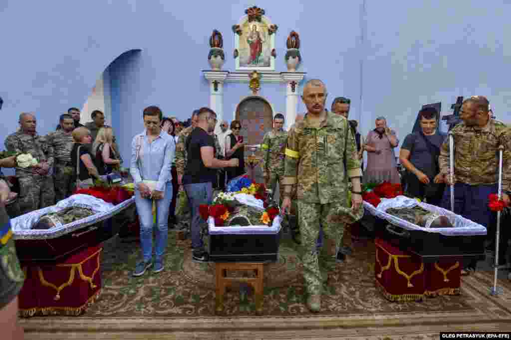 Të afërmit, miqtë dhe shokët marrin pjesë në një funeral për ushtarakët ukrainas Oleksandr Synelnykov, Ihor Snitkin dhe Serhiy Malets, të vrarë në luftime, ManastirinSt. Michaels Golden-Domed në Kiev, më 11 qershor.