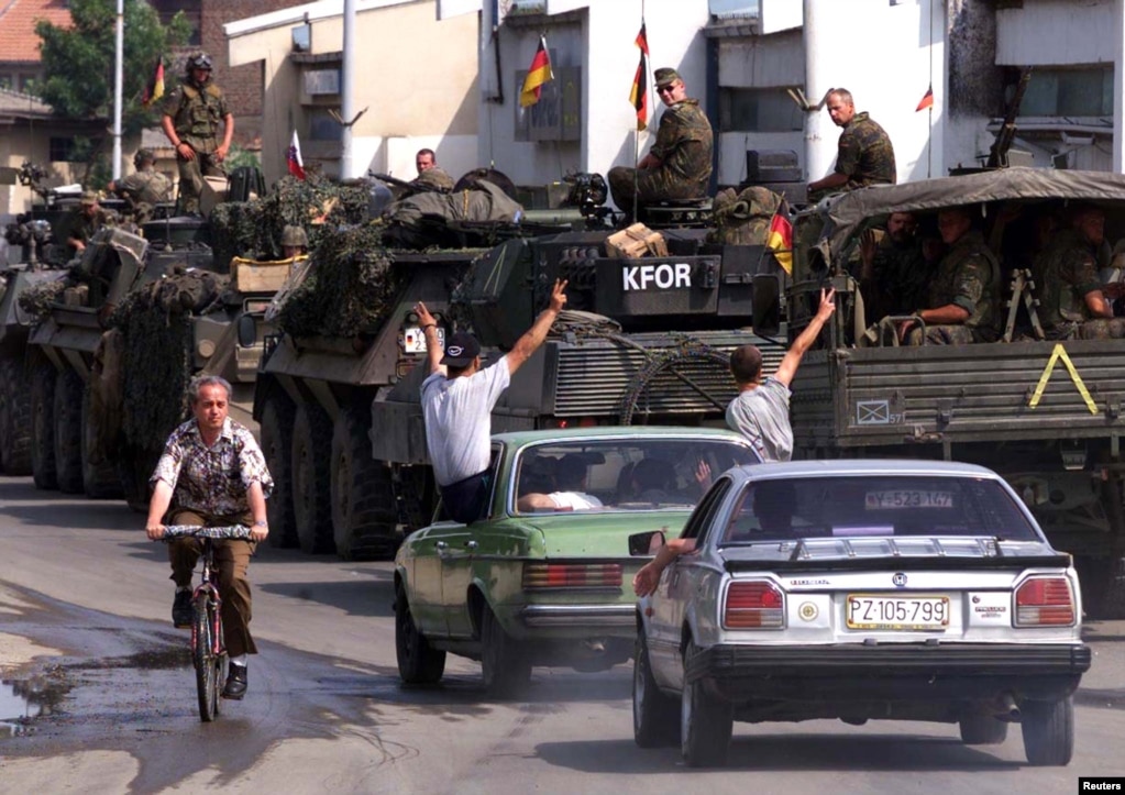 Qytetarët në Prizren duke përshëndetur trupat gjermane në Prizren më 14 qershor 1999.