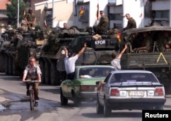 Qytetarët në Prizren duke përshëndetur trupat gjermane në Prizren më 14 qershor 1999.