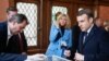 امانوئل مکرون، رئیس جمهوری فرانسه، و همسر او رای خود را به صندوق می‌اندازند