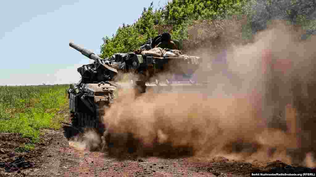 Танк украинской армии выдвигается на выполнение боевой задачи. Донецкая область, июнь 2022 года