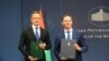 Ministar spoljnih poslova i trgovine Mađarske Peter Sijarto i ministar finansija Srbije Siniša Mali nakon potpisivanja gasnog sporazuma, Beograd, 10. jun 2022. 