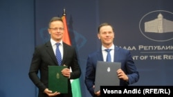 Ministar spoljnih poslova i trgovine Mađarske Peter Sijarto i ministar finansija Srbije Siniša Mali nakon potpisivanja gasnog sporazuma, Beograd, 10. jun 2022. 