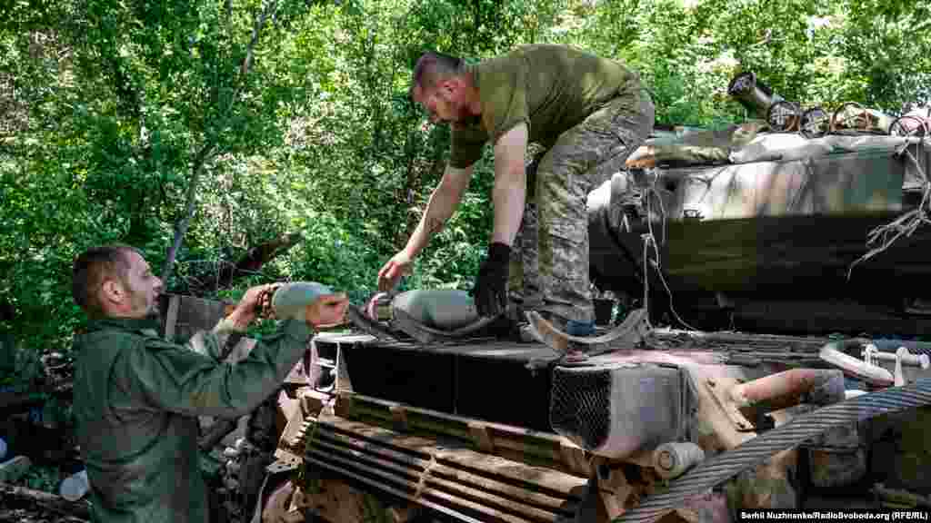 Украинские военные загружают боекомплект в танк перед выездом на боевое задание. Донецкая область, июнь 2022 года