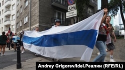 День России в Польше: россияне и беларусы прошли антипутинским маршем по Варшаве 