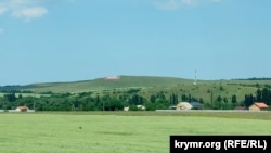 На холме восточнее села Цветочное размещен огромный российский флаг и символ Z