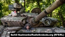 Бои за Донбасс: украинские танкисты на передовой (фотогалерея)