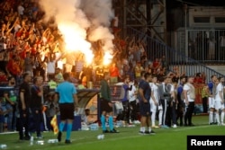 Na kraju utakmice, dok su bh. navijači napuštali stadion, crnogorski su im skandirali "Burek sa sirom", Podgorica, 11. jun