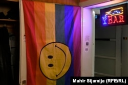 "U glavnom radu BiH Sarajevu nemamo ni gej klub, nemamo ni sigurna prijateljska mjesta, kafane za izlazak LGBTQ osoba. I imati ovakve prostore je velika stvar. Policija i zaštitari su tu zato što još uvijek živimo u homofobnom društvu. Još uvijek ima nasilnika u ovom društvu koji bi nas napali samo zato što jesmo ono što jesmo", ističe Lejla.