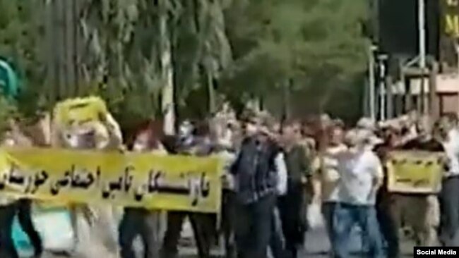عکس از یکی از ویدئوهای اعتراض بازنشستگان در اهواز در روز سهشنبه