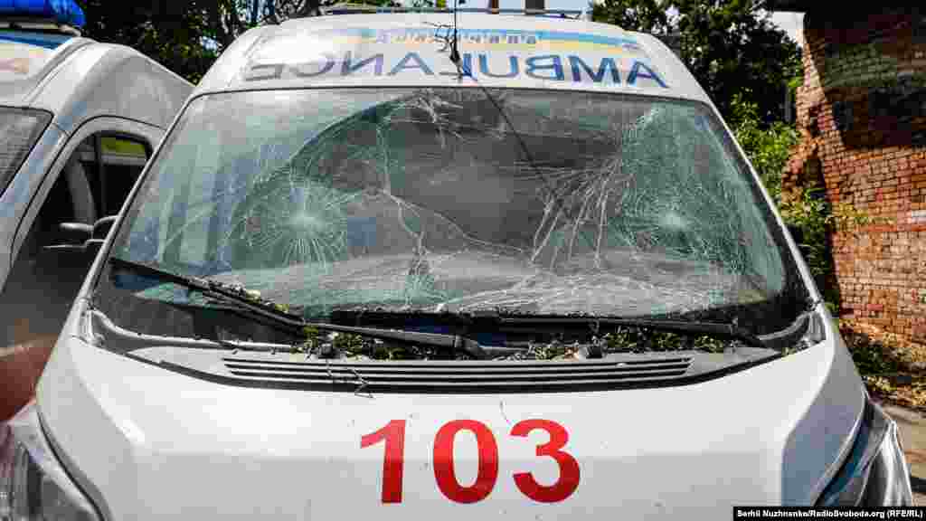 Автомобиль скорой помощи поврежден во время обстрела российских войск. Бахмут, 13 июня 2022 года