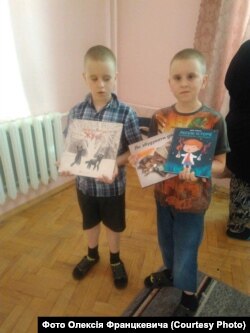 Білоруси у Львові подарували дітям-переселенцям україномовні книжки