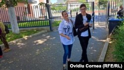 Majoritatea absolvenților de a VIII-a de la liceul Onisifor Ghibu din Cluj-Napoca, au fost așteptați de părinți, la ieșirea de la prima probă a Evaluării Naționale, cea „la română”. Paul (în imagine) spune că subiectele au fost accesibile dar au necesitat totuși atenție.