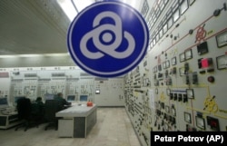 Operatorii lucrează în sala de control al uneia din cele trei centrale nucleare din Kozlodui, Bulgaria.