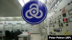Операторите работат во контролната сала во блокот три од единствената бугарска нуклеарна централа Козлодуј на околу 240 километри. северно од бугарскиот главен град Софија