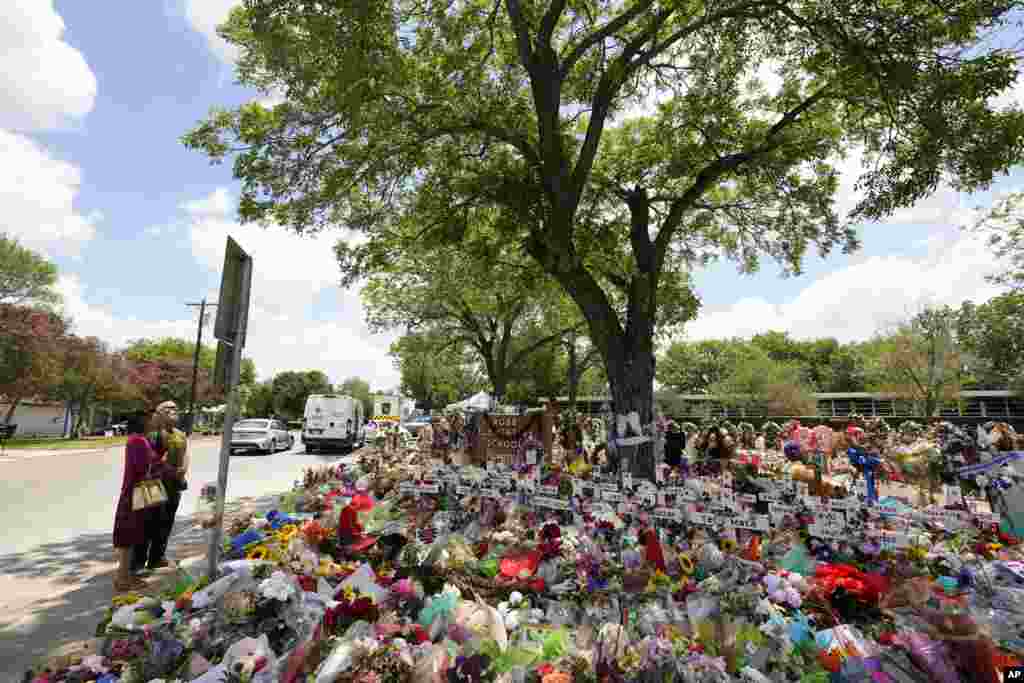 A május végi texasi iskolai lövöldözés áldozatainak emlékhelye Uvalde városában.&nbsp;Texasban hosszú ideje még az Egyesült Államokhoz képest is kirívóan laza fegyvertartási szabályok voltak érvényben, ezeket Greg Abbott republikánus kormányzó vezetése óta még tovább enyhítették