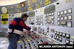 Un operator al celui de-al treilea reactor de la centrala nucleară Kozlodui din Bulgaria verifică terminalele din centrul de control al reactorului.