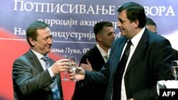 Vladimir Ivanović Kušnarev, tadašnji direktor Zarubeznefta, i Milorad Dodik, tadašnji premijer Republike Srpske, nazdravljaju nakon potpisivanja ugovora 2. februara 2007. u Banjoj Luci