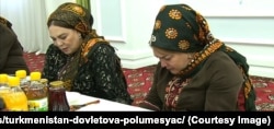 Гульнабат Довлетова (слева) со своей сестрой Дурдынабат Реджеповой
