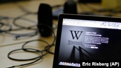 Moskovski sud kaznio je Wikimedia s pet miliona rubalja (88.000 dolara) jer je odbila ukloniti ono što je Rusija nazvala dezinformacijama iz članaka na Wikipediji na ruskom jeziku o ratu, uključujući "Rusku invaziju na Ukrajinu"... 