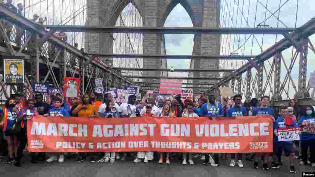 Tüntetők a New York-i Brooklyn-hídon