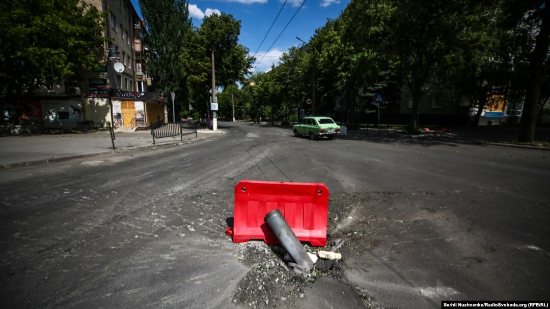 Последствия обстрела российскими войсками в городе Бахмут Донецкой области, 13 июня 2022 г.