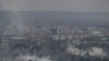 Sűrű füst gomolyog a hevesen ostromlott Szeverodonyeck felett