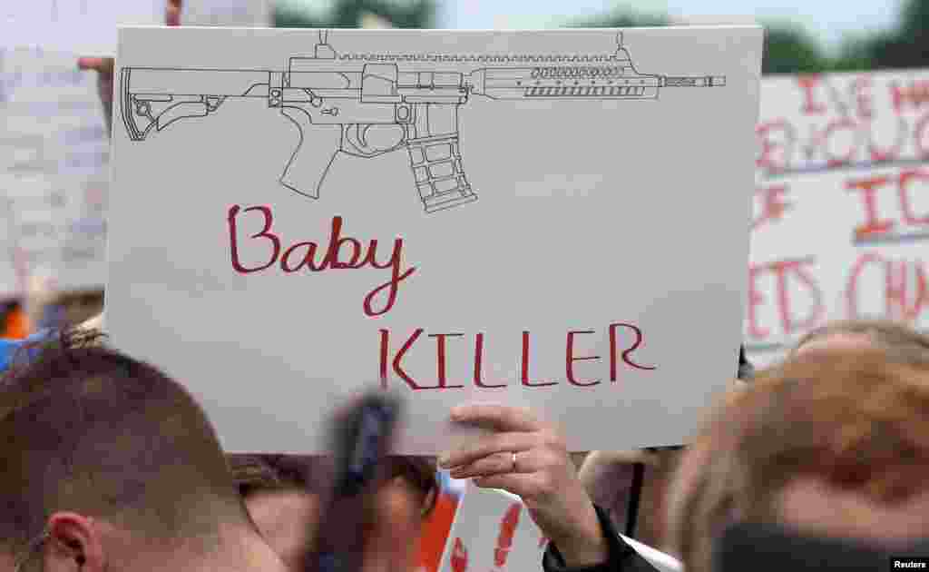 Csecsemőgyilkos - ezzel a feliratú táblával vesz részt egy tüntető a washingtoni demonstráción