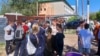 Собравшиеся жители Уральска требуют у властей построить новое здание школы
