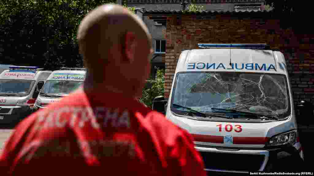 Medicinski radnik posmatra ambulantna kola koja su oštećena u raketnom napadu u Bahmutu. Prema Pavlu Kirilenku, guverneru ukrajinskog regiona&nbsp;Donjeck, tri civila povređena su u napadu koji se desio rano ujutru.