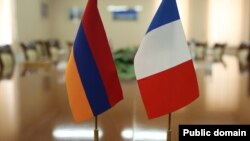 Հայաստանի և Ֆրանսիայի դրոշները