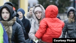 Menekültek érkeznek az ukrajnai Mariupolból Oroszországba június 13-án. Sokak számára a tízezer rubeles kifizetés segített volna fedezni az alapvető szükségleteiket, amíg a szolgáltatásokhoz és a munkához való hozzáféréshez szükséges okmányokra várnak