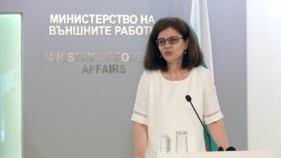 Министърът на външните работи Теодора Генчовска подаде оставката си пред