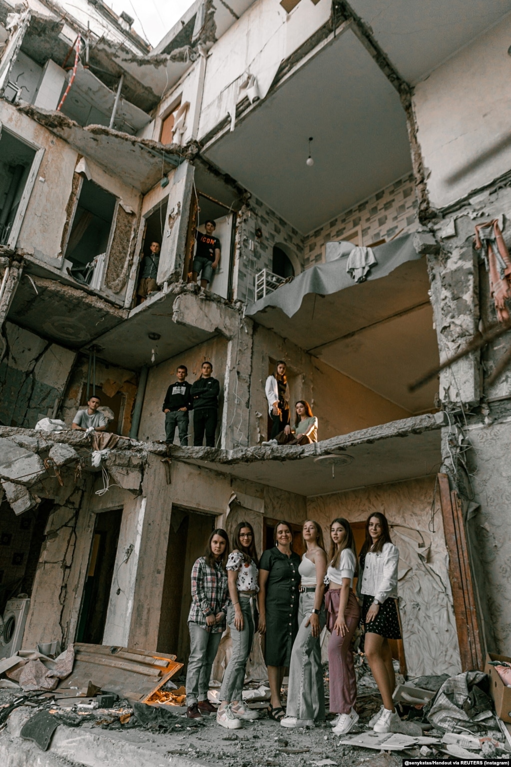 Duke përdorur mediat sociale, Senyk ishte në gjendje të gjente 40 nxënës që do të diplomojnë në Çernihiv, të cilët ranë dakord të merrnin pjesë në seancat e fotografive. Imazhet u shkrepën gjatë dy ditëve teksa eksploruan rrënojat e qytetit të tyre. Shumë nxënës u pushtuan nga emocionet, sepse nuk i kishin parë shokët e klasës që nga fillimi i luftës.