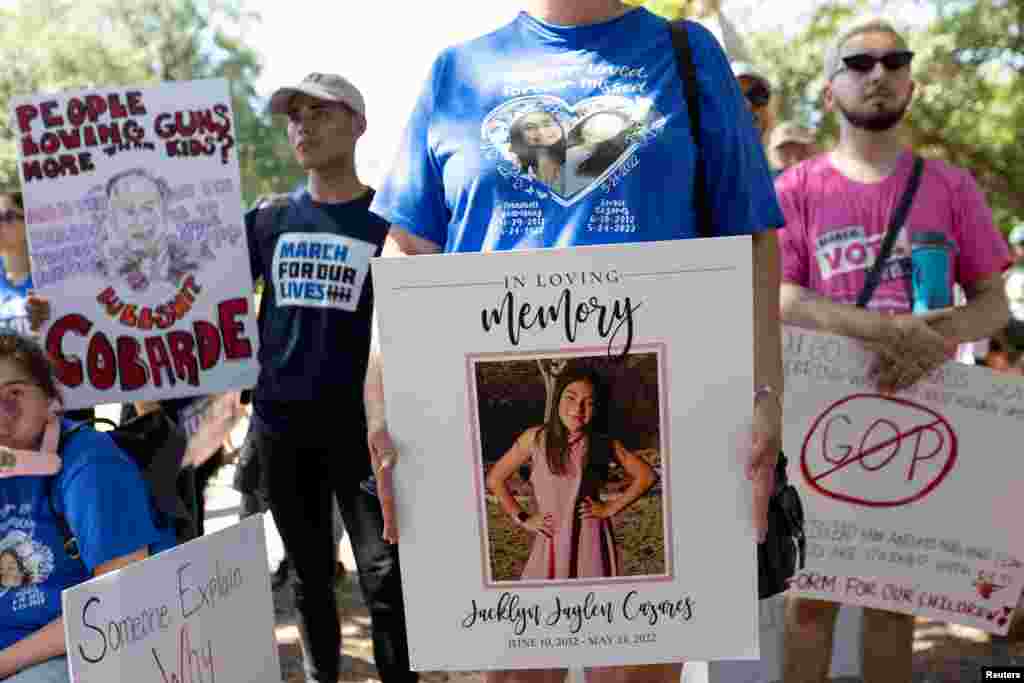 Unokahúgának, az uvaldei lövöldözés egyik áldozatának fényképével tüntet Christela Mendoza június 11-én Austin-ban