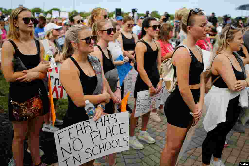 A floridai Parklandben is demonstrációt tartottak a hétvégén. A település egyik középiskolájában tizenheten meghaltak és sokan megsebesültek, amikor 2018 februárjában az iskola egykori diákja, a 19 éves Nicolas Cruz lövöldözni kezdett