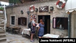 Iz Ministarstva ekonomskog razvoja i turizma je saopšteno da je prihod od turizma u prvom kvartalu 2022. bio više od 45 miliona eura (na fotografiji: turisti u Starom gradu, Budva, 10. jun 2022.)